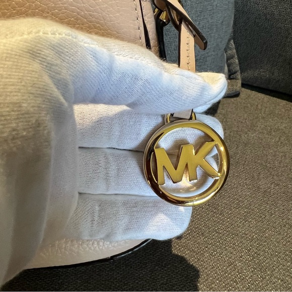 ✨SOLD✨Michael Kore Cross body bag - Picture 4 of 9